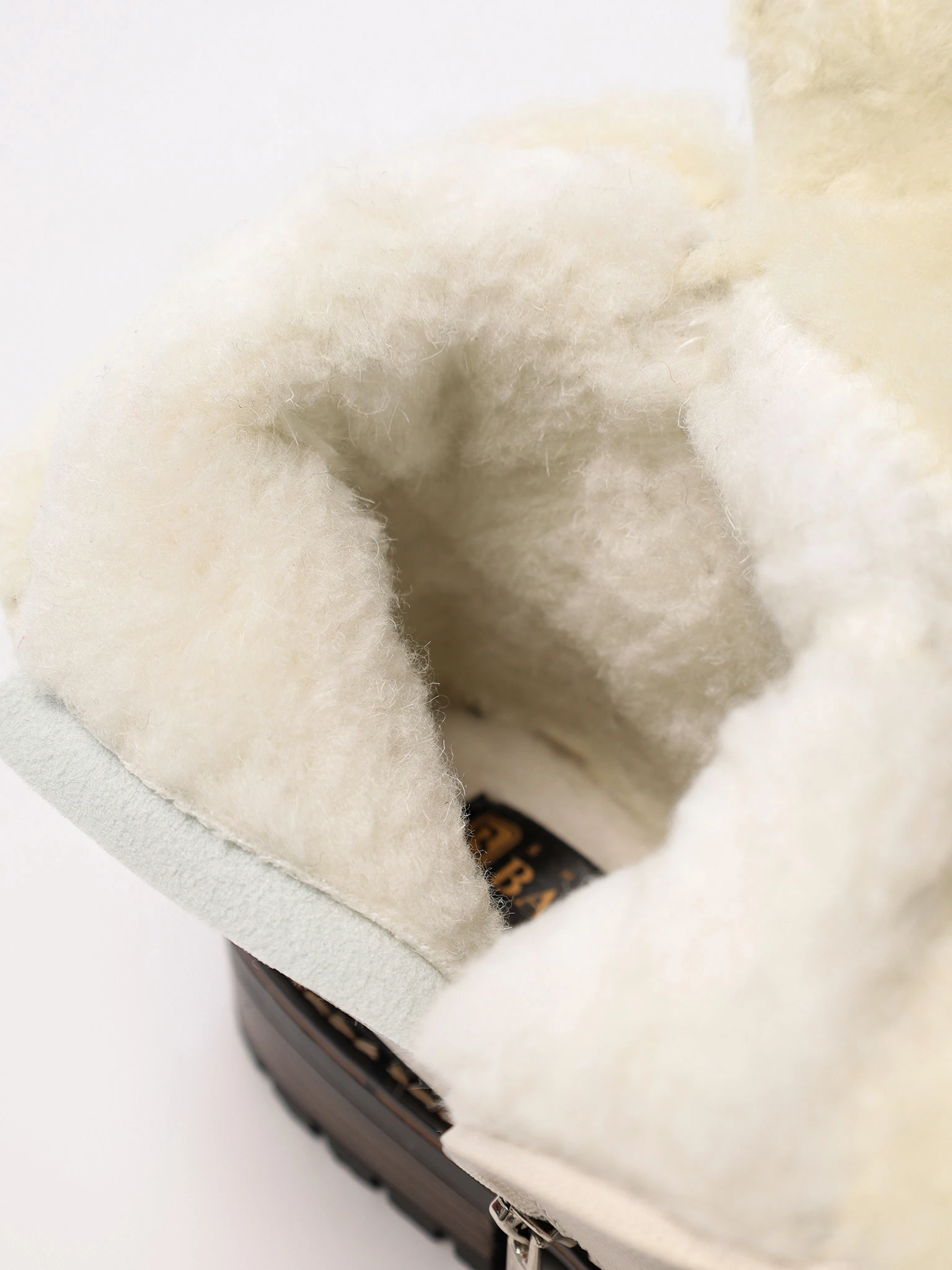 Ботинки молочного цвета на среднем каблуке